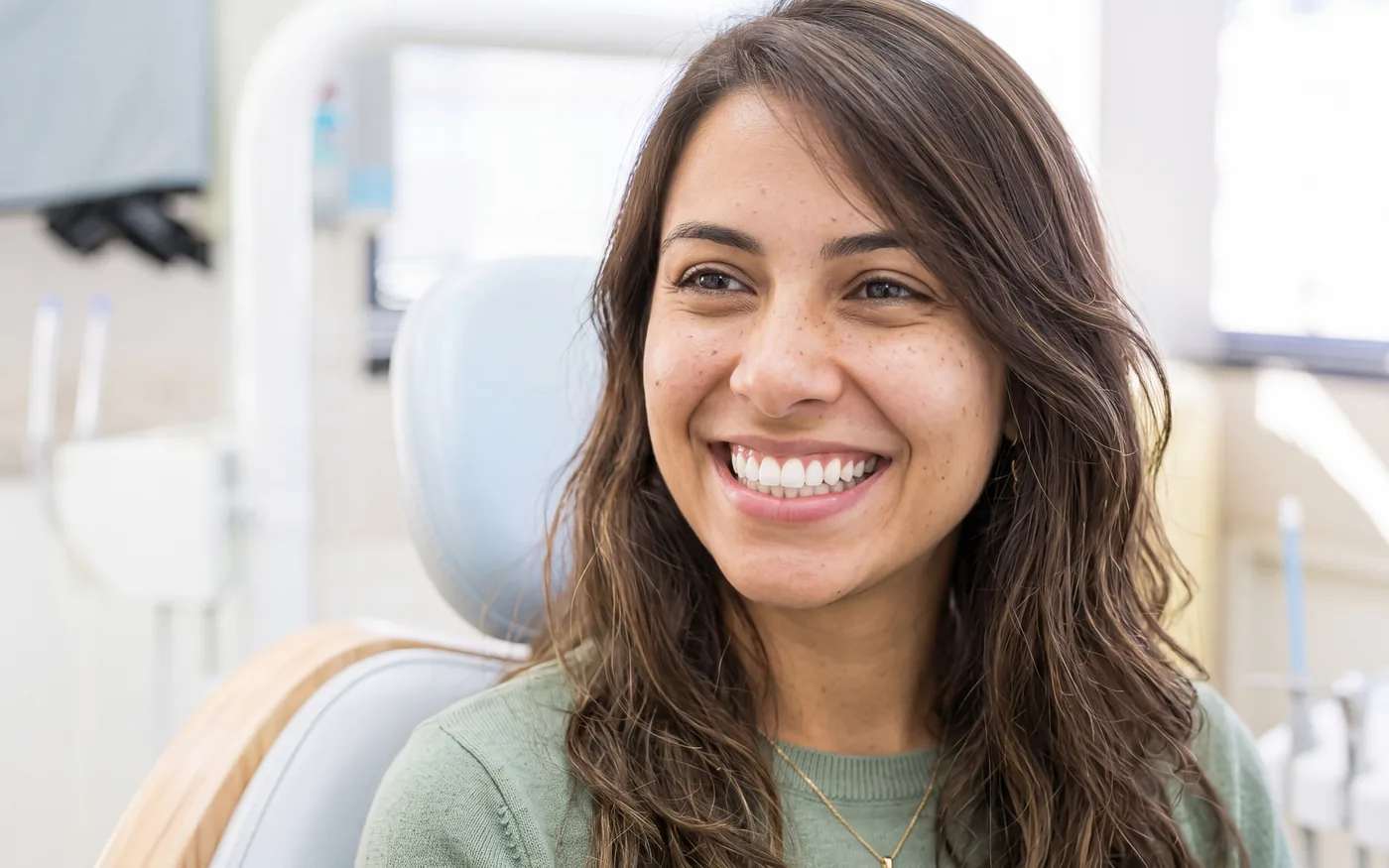 Paziente sorridente sulla poltrona dello studio dentistico